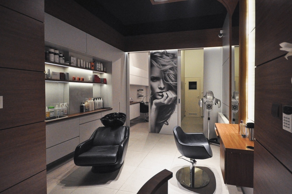 Salon Fryzjerski, stworzony i wykonany przez warsztat Don't Worry, tworzący aranżację wnętrz oraz wykonujący meble na zamówienie.