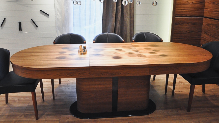 Stół Tau 3, stworzony przez warsztat Don't Worry Polska, produkujący meble na zamówienie.