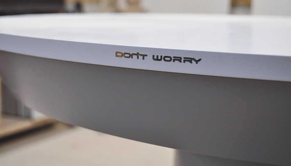 Stół Turno, stworzony przez warsztat Don't Worry Polska, produkujący meble na zamówienie.